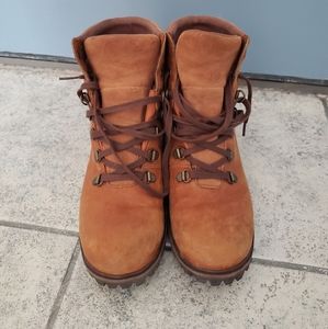 EUC TIMBERLAND DISTRESSED HIKING BOOTS